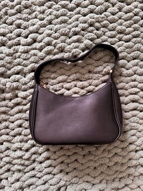 Classic Women's Shoulder Bag in black
